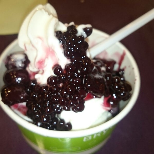 Photo taken at YOGU кафе, натуральный замороженный йогурт by Jeanne Z. on 11/29/2014