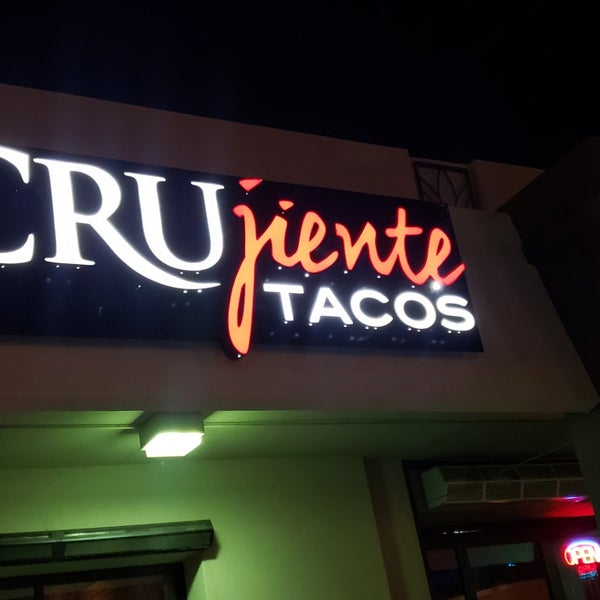 รูปภาพถ่ายที่ Crujiente Tacos โดย Christina B. เมื่อ 12/16/2018