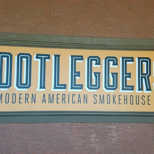 Foto tirada no(a) Bootleggers Modern American Smokehouse por Christina B. em 6/16/2016