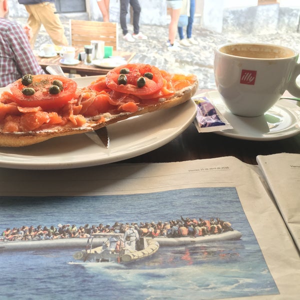Tostada con salmón ahumado uno de los mejores sitios para desayunar en Granada.