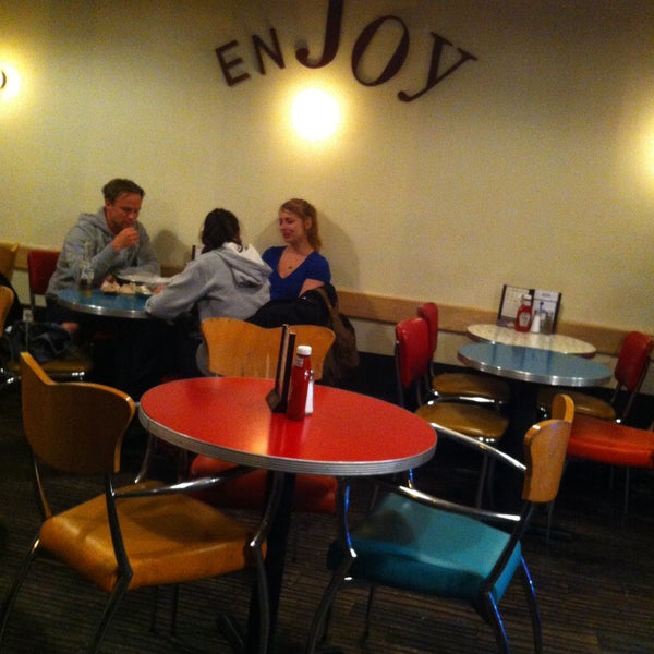 4/17/2013にVKがJoy Burger Barで撮った写真