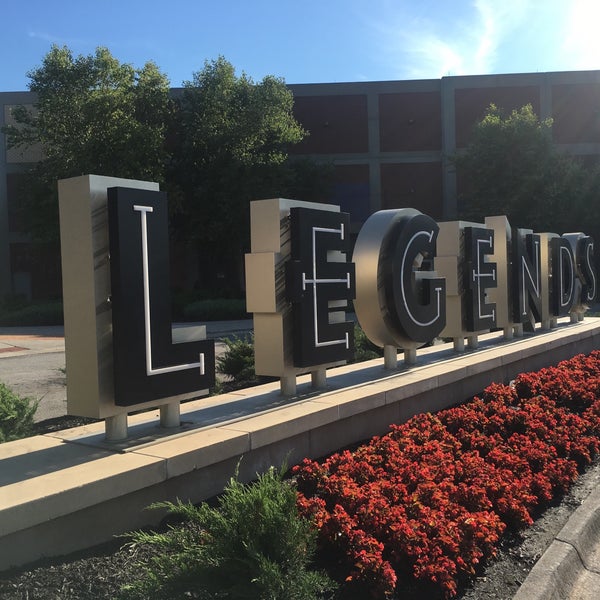 Foto tirada no(a) Legends Outlets Kansas City por Chris em 7/8/2016