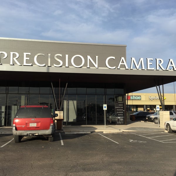 Foto tirada no(a) Precision Camera &amp; Video por Chris em 2/2/2018