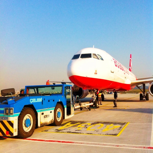 Das Foto wurde bei Flughafen Istanbul-Sabiha Gökçen (SAW) von Tufan Özyamak am 4/14/2015 aufgenommen