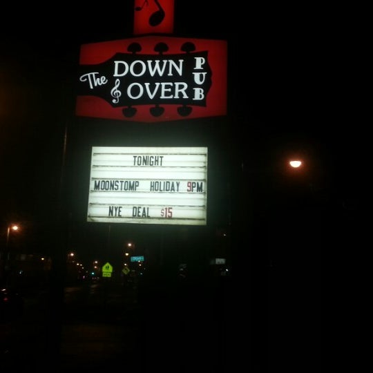 Das Foto wurde bei The Down &amp; Over Pub von Cary M. am 12/29/2012 aufgenommen