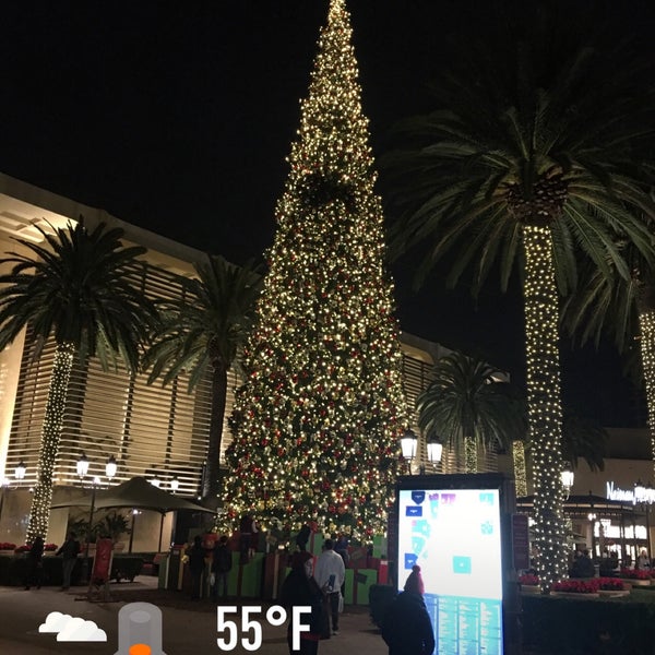 Photo taken at Fashion Island by Kenichi W. on 12/1/2019