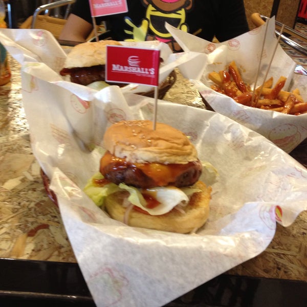 รูปภาพถ่ายที่ Marshall&#39;s Burger โดย Nadim M. เมื่อ 5/9/2013