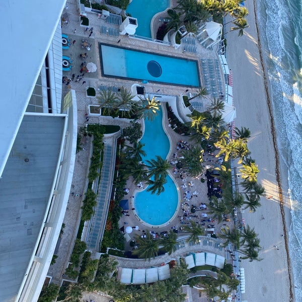 Das Foto wurde bei Diplomat Beach Resort Hollywood, Curio Collection by Hilton von Diamond . am 5/26/2022 aufgenommen