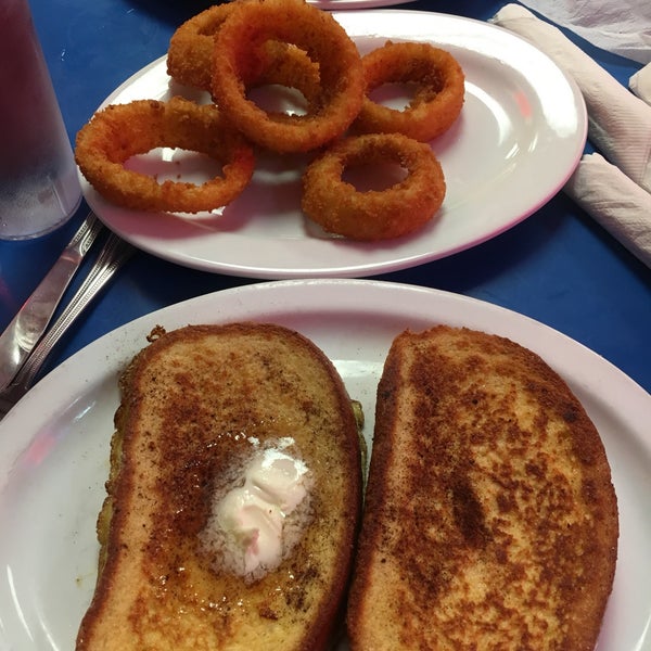 Photo taken at Bob &amp; Edith&#39;s Diner by Diamond . on 3/10/2019