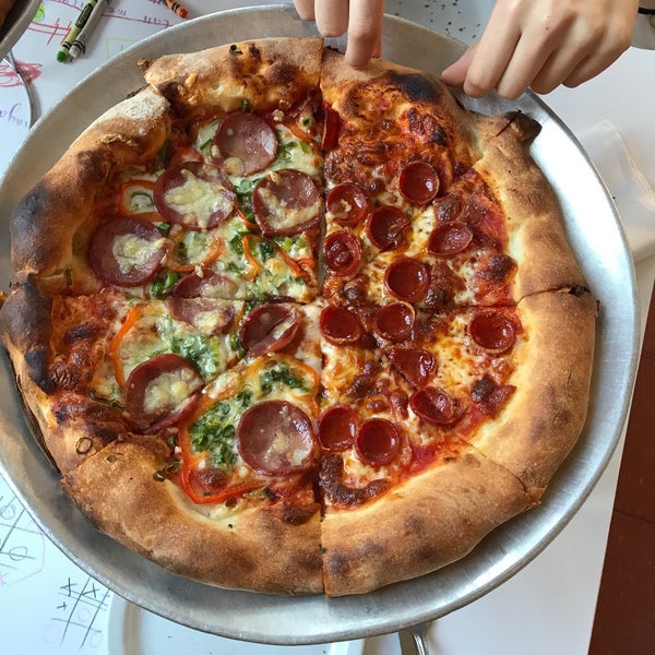 Снимок сделан в Pauline&#39;s Pizza &amp; Wine Bar пользователем Denise I. 7/9/2017