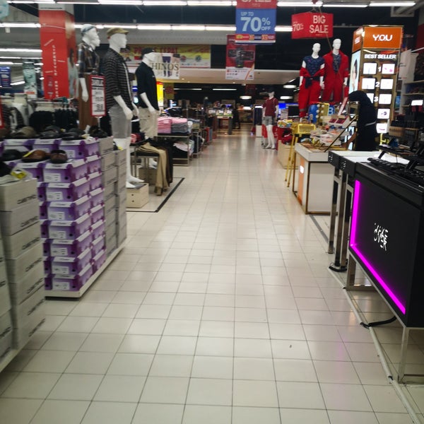 Photo taken at Carrefour by Bhatakti R. on 9/23/2019