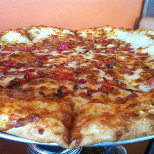Снимок сделан в Rocky&#39;s Pizza &amp; Panini пользователем Nicole H. 12/6/2012