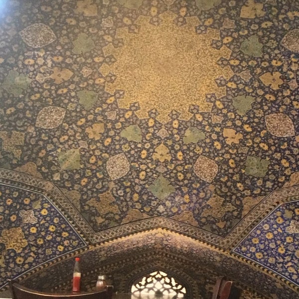 Снимок сделан в Shiraz Persian Restaurant + Bar رستوران ایرانی شیراز пользователем Ruben R. 4/18/2017