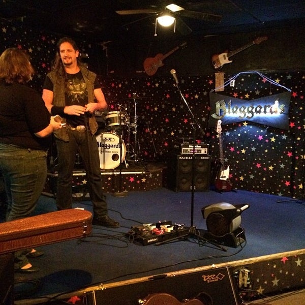 1/26/2014 tarihinde Blaggardsziyaretçi tarafından Dan Electro&#39;s Guitar Bar'de çekilen fotoğraf