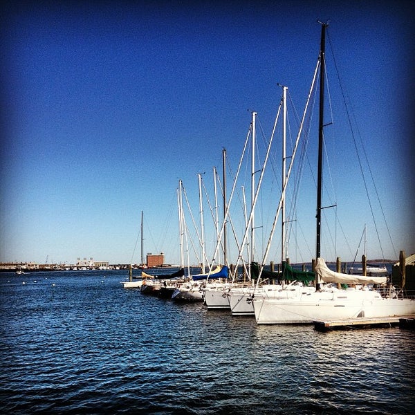 4/17/2013 tarihinde Chris F.ziyaretçi tarafından Boston Sailing Center'de çekilen fotoğraf