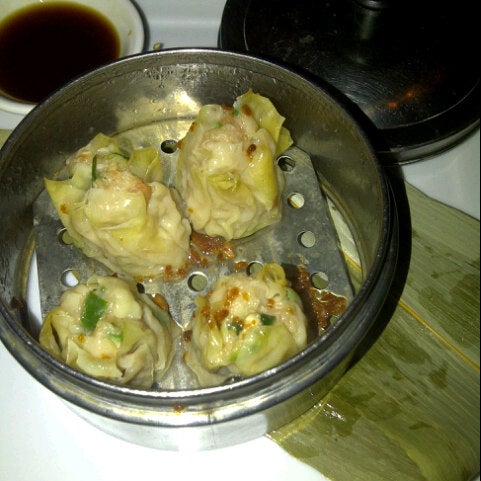 Foto diambil di Gigi&#39;s Asian Bistro And Dumpling Bar oleh Marissa Z. pada 11/21/2012