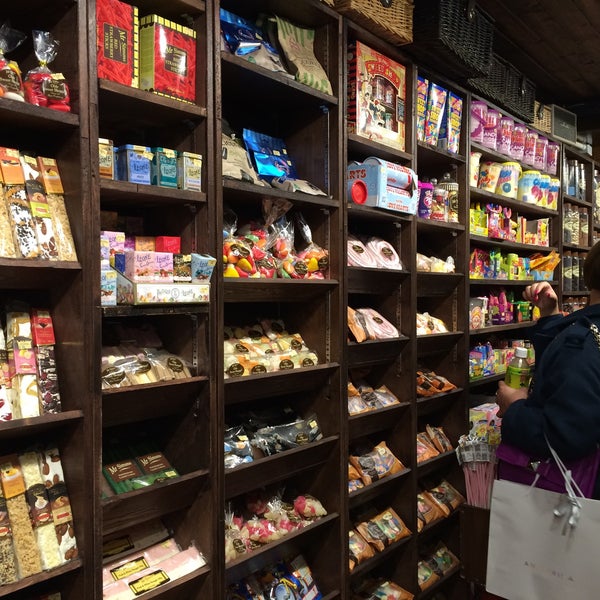 2/7/2015 tarihinde Hsiang Ting C.ziyaretçi tarafından Mr Simms Olde Sweet Shoppe'de çekilen fotoğraf