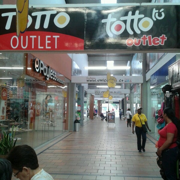 รูปภาพถ่ายที่ Único Centro Comercial Outlet โดย Mara D. เมื่อ 4/14/2013