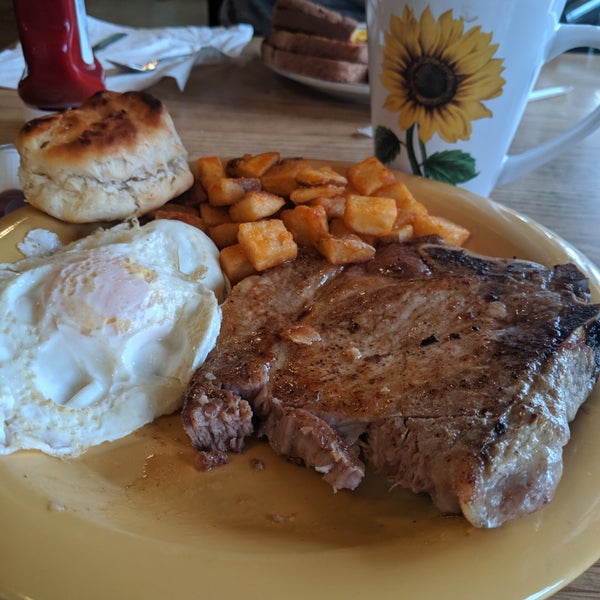 Foto diambil di Uncle Bucks Restaurant &amp; Bar oleh Laura pada 11/5/2019