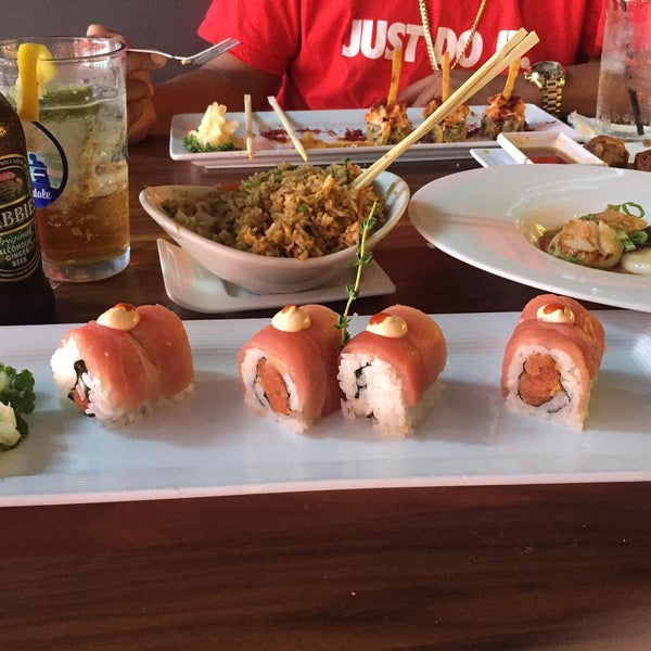 8/21/2015 tarihinde Shelly Rockstarziyaretçi tarafından Tsukuro Asian Inspired Eatery'de çekilen fotoğraf