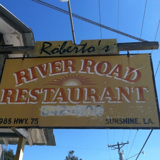 Photo taken at Roberto&#39;s River Road Restaurant by Joshua H. on 11/2/2012