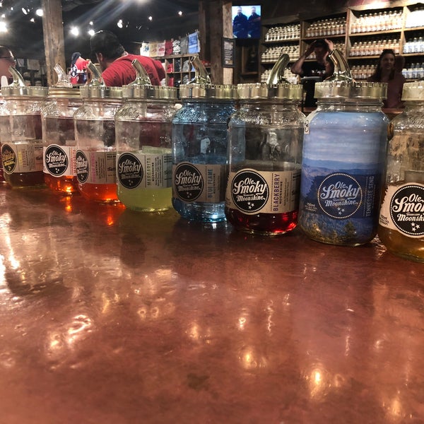 5/12/2018 tarihinde Sameer R.ziyaretçi tarafından Ole Smoky Moonshine Distillery'de çekilen fotoğraf