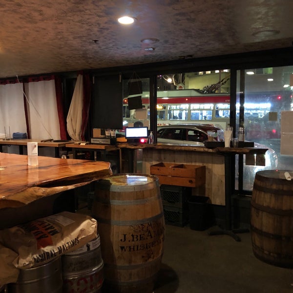Photo prise au Barrel Head Brewhouse par Brandon B. le10/29/2020