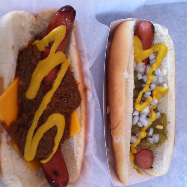 รูปภาพถ่ายที่ Pee Wee&#39;s Famous Hot Dogs and Hamburgers โดย Chuck B. เมื่อ 6/8/2013