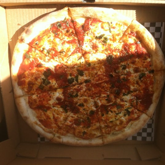 Снимок сделан в NYPD Pizza пользователем Zach 12/2/2012