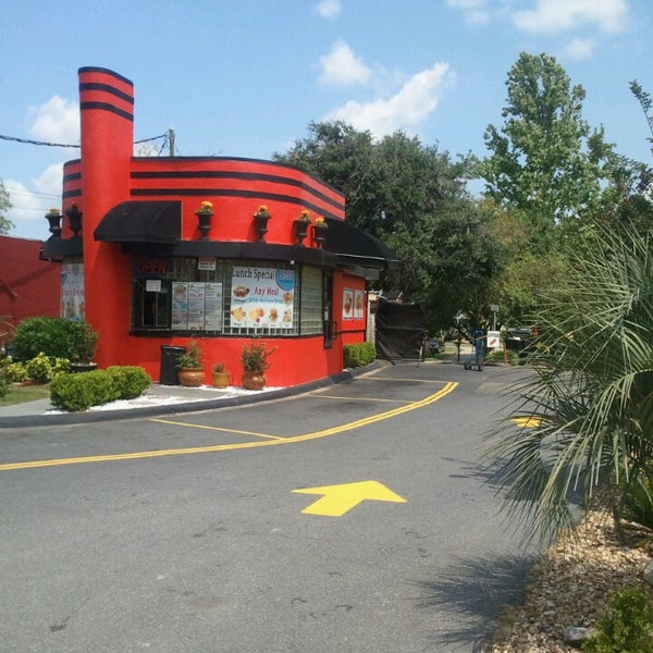 รูปภาพถ่ายที่ Chubby&#39;s Chicken Fingers &amp; More โดย James R. เมื่อ 4/27/2013