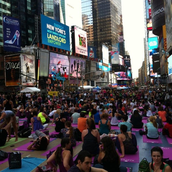 6/21/2013에 Joanna F.님이 Solstice In Times Square에서 찍은 사진