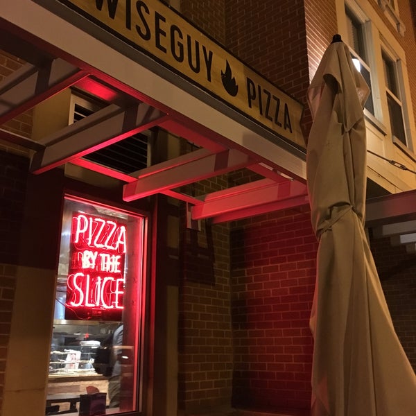 Foto tirada no(a) Wiseguy NY Pizza por Samantha B. em 8/26/2017