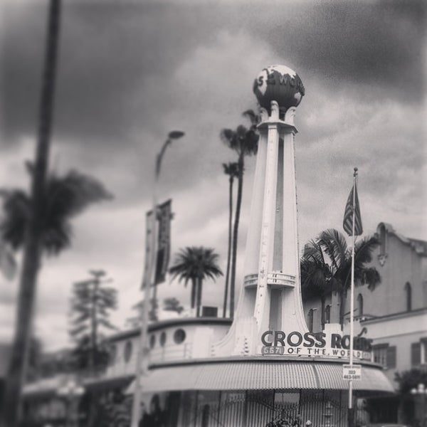 รูปภาพถ่ายที่ Crossroads of The World โดย frenchmaidrobot เมื่อ 2/7/2014