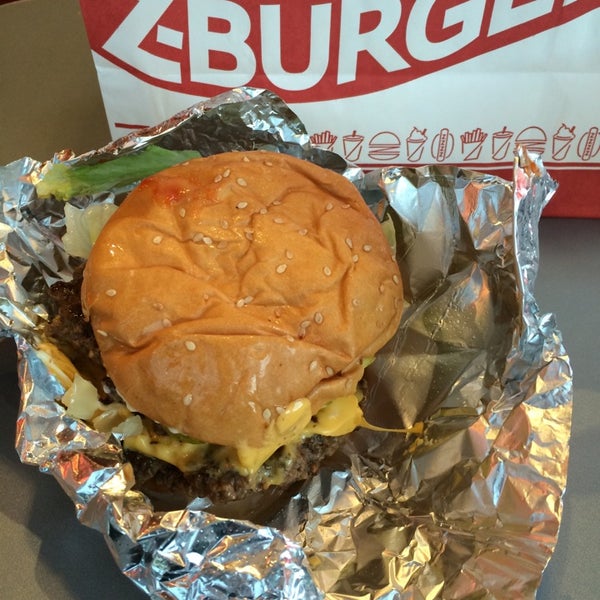 6/12/2014 tarihinde Spencer F.ziyaretçi tarafından Z-Burger'de çekilen fotoğraf