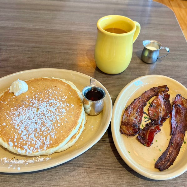Photo taken at Snooze, an A.M. Eatery by Laura F. on 2/20/2024