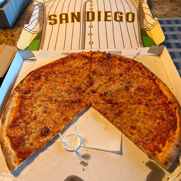 Foto diambil di Bongiorno&#39;s New York Pizzeria oleh Laura F. pada 9/16/2022