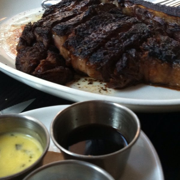 6/17/2013 tarihinde Laura F.ziyaretçi tarafından Parlor Steak and Fish'de çekilen fotoğraf