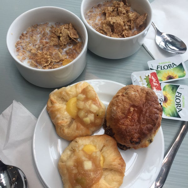 Photo taken at Aer Lingus Lounge by Vincent M. on 8/3/2019