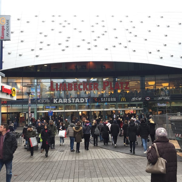 รูปภาพถ่ายที่ Einkaufszentrum Limbecker Platz โดย Vincent M. เมื่อ 1/26/2019