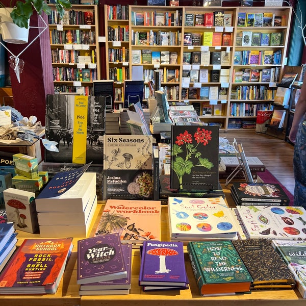 Foto diambil di Dudley&#39;s Bookshop Cafe oleh Sam M. pada 7/28/2023