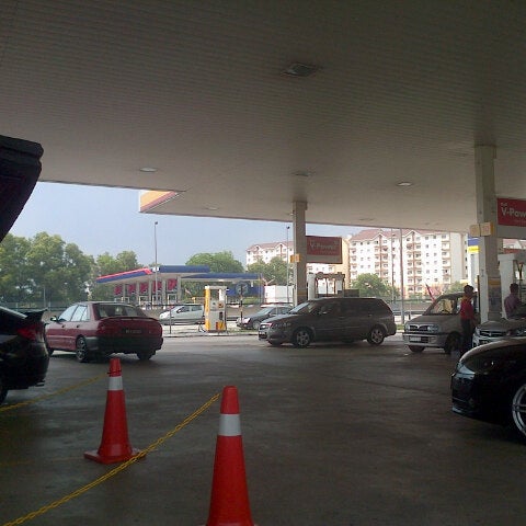 Photo taken at Shell by Semutar H. on 10/28/2012