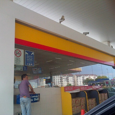 Photo taken at Shell by Semutar H. on 10/28/2012