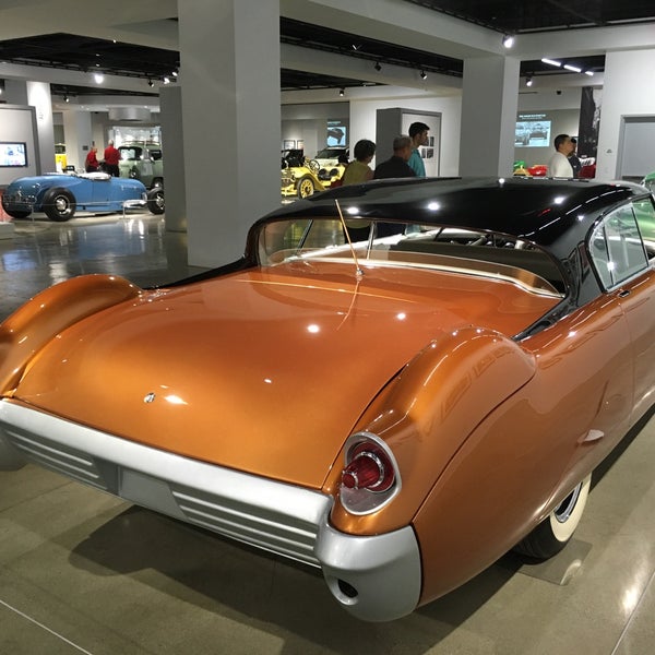 Das Foto wurde bei Petersen Automotive Museum von Jaspio H. am 6/7/2016 aufgenommen