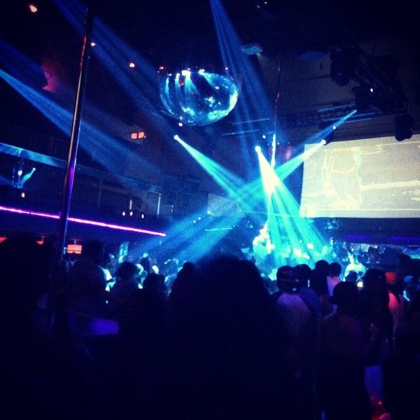 รูปภาพถ่ายที่ Cameo Nightclub โดย Tremaine G. เมื่อ 6/29/2014