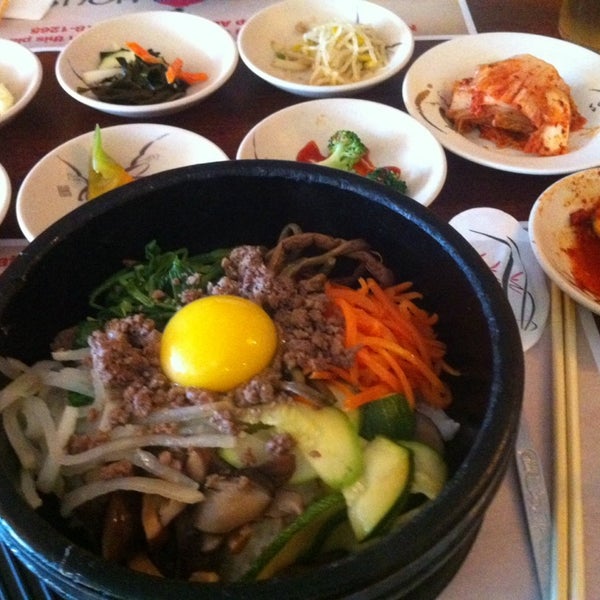 Das Foto wurde bei Dolsot House | K-Town BBQ Korean Restaurant von Keith B. am 7/13/2014 aufgenommen