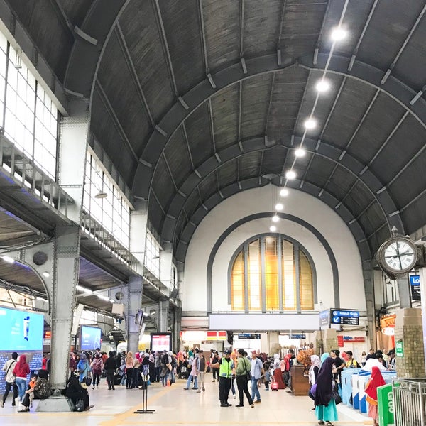Photo taken at Stasiun Jakarta Kota by Isdijono on 4/29/2018