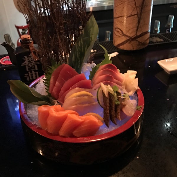 รูปภาพถ่ายที่ Pink Sumo Sushi &amp; Sake Café โดย Justin G. เมื่อ 5/7/2017