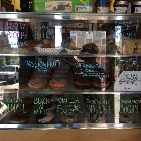 6/18/2016 tarihinde Sam S.ziyaretçi tarafından Boxer Donut &amp; Espresso Bar'de çekilen fotoğraf