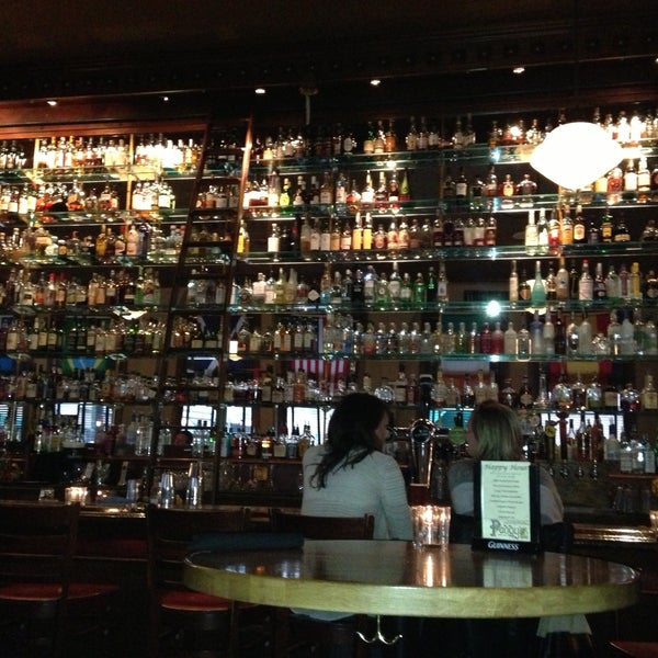 Foto tirada no(a) Paddy&#39;s Bar &amp; Grill por Gokcen B. em 5/3/2013