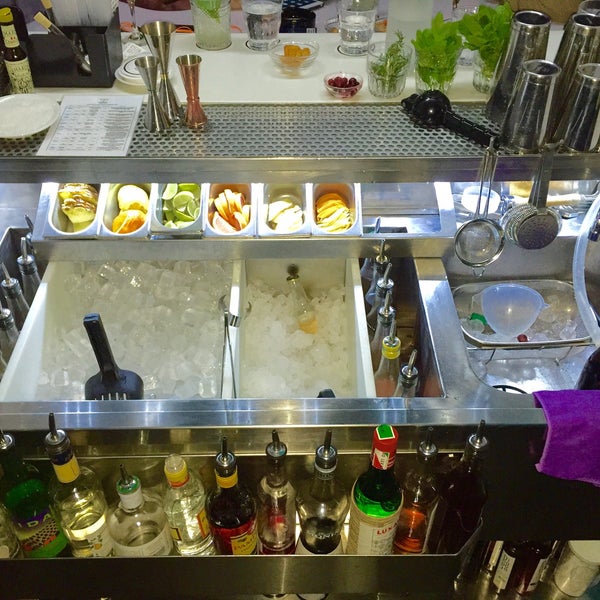 Foto tirada no(a) Bajamar Cocktail Bar por Manos G. em 4/21/2016